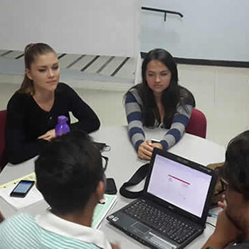 estudiantes reflejando misión y visión de CGI